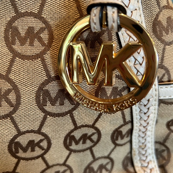 Michael Kors Pocket Book - Picture 4 of 16